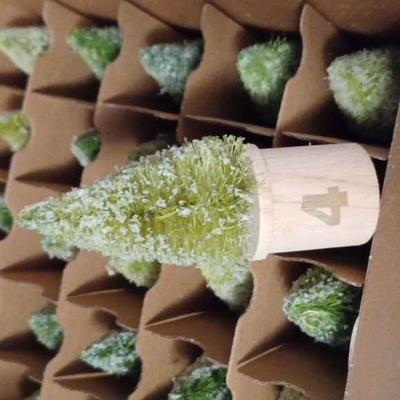 New 25 Piece Bee & Willow Bottle Brush Tree Advent Calendar - Picture 4 of 5